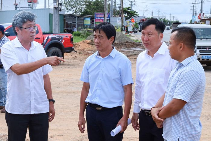 Phó Chủ tịch UBND tỉnh Lâm Đồng Nguyễn Minh (ngoài cùng bên trái) yêu cầu các đơn vị liên quan phối hợp chặt chẽ, đẩy nhanh tiến độ Dự án Trục ven biển ĐT 719B đoạn Hòn Lan - Tân Hải