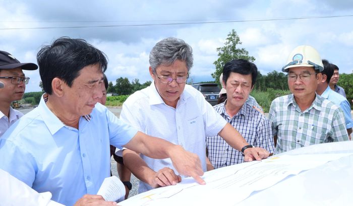 Phó Chủ tịch UBND tỉnh Lâm Đồng Nguyễn Minh (thứ 2 từ trái qua) kiểm tra tiến độ Dự án Đường tránh ĐT 719 và cầu qua sông Dinh