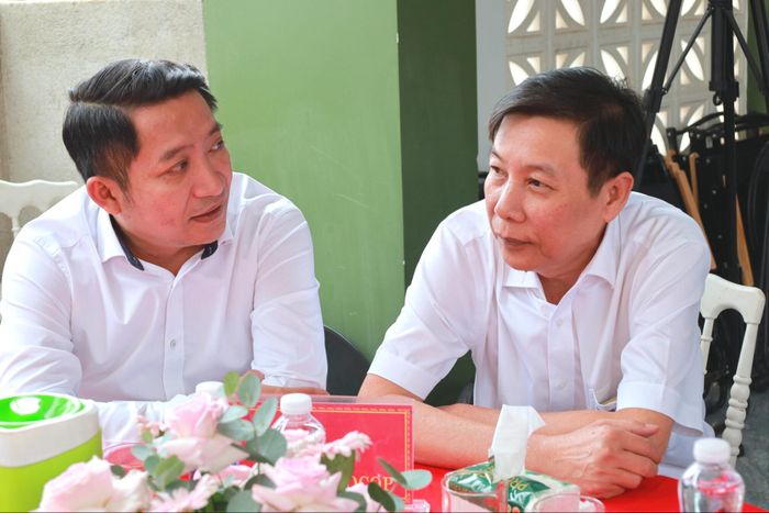 Tỉnh ủy viên, Bí thư Đảng ủy, Chủ tịch HĐND xã Nhân Cơ Phan Anh Tuấn (bên trái) nắm bắt, chia sẻ khó khăn với doanh nghiệp trong hoạt động sản xuất, kinh doanh