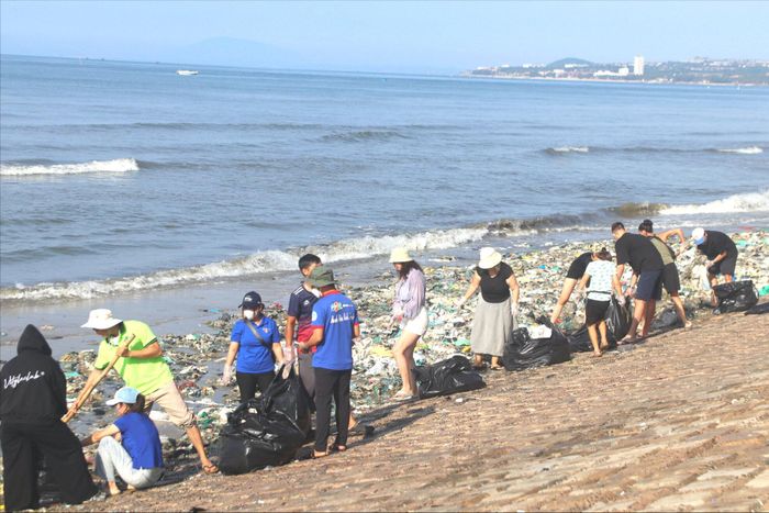 Cộng đồng cùng chung tay dọn rác thải đại dương tại khu vực biển Mũi Né