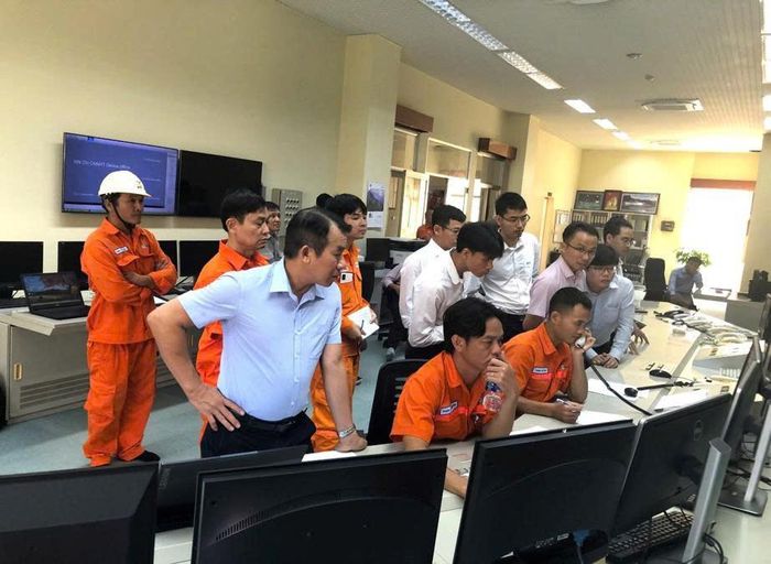 Đồng chí Phạm Sỹ Nguyên (hàng đầu thứ 2 từ trái qua) tham gia diễn tập xử lý sự cố tại Nhà máy Thủy điện Hàm Thuận