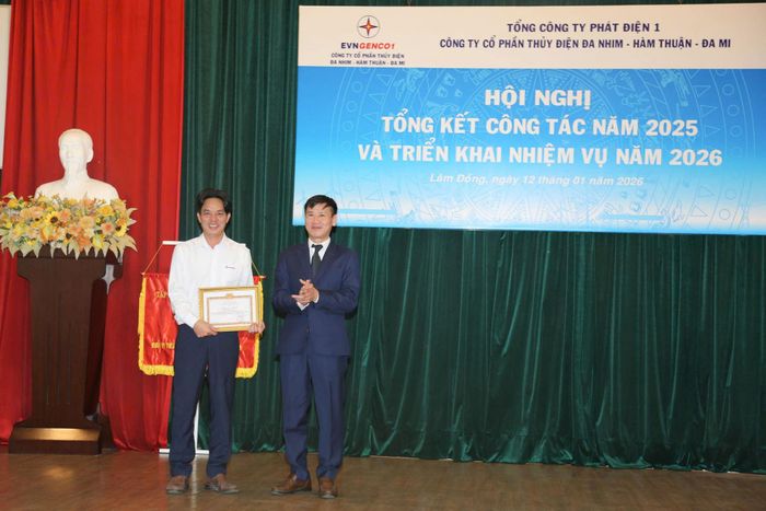 Đồng chí Phạm Sỹ Nguyên nhận giấy khen “Đảng viên hoàn thành xuất sắc nhiệm vụ 5 năm liền (2021 - 2025)”