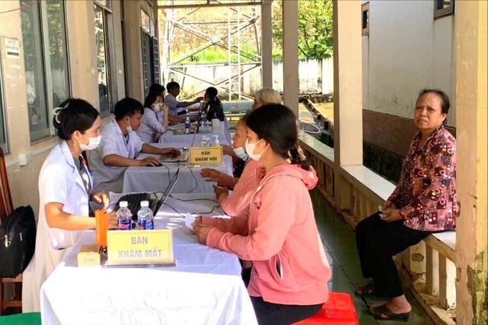 Đội ngũ y, bác sĩ Trung tâm Y tế khu vực Đạ Huoai thăm hỏi kỹ càng, thực hiện xét nghiệm, siêu âm và hướng dẫn cụ thể cách chăm sóc sức khỏe cho Nhân dân