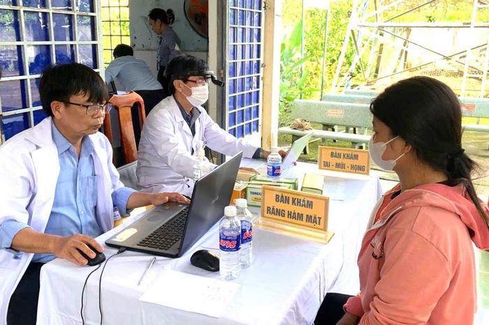 Đội ngũ y, bác sĩ Trung tâm Y tế khu vực Đạ Huoai thăm hỏi kỹ càng, thực hiện xét nghiệm, siêu âm và hướng dẫn cụ thể cách chăm sóc sức khỏe cho Nhân dân