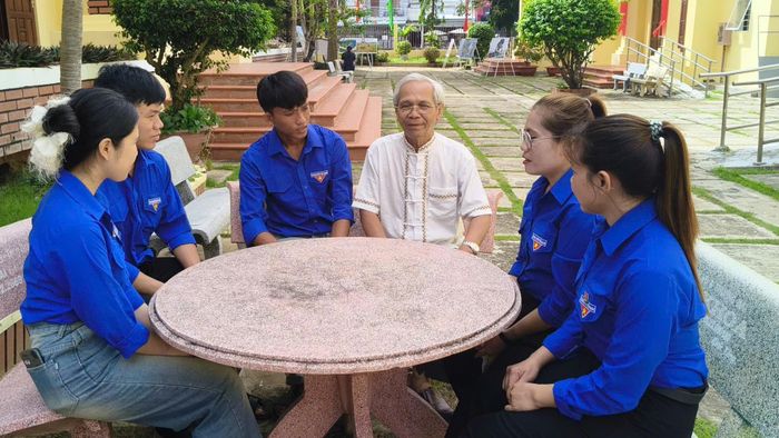 Ông Kim Ngọc Thành trò chuyện với các bạn đoàn viên thanh niên