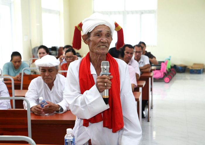Sư cả Thường Xuân Hữu nêu ý kiến của người dân đến Đại biểu HĐND tỉnh tại hội nghị tiếp xúc cử tri ngày 5/10/2026