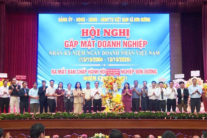 Tặng hoa chúc mừng