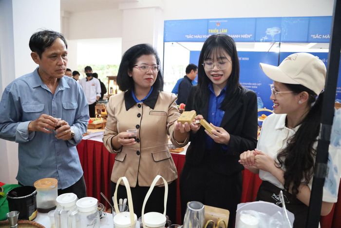 Sản phẩm xà phòng hữu cơ từ bã cà phê của dự án “Mây - Không gian trải nghiệm sáng tạo - Kết nối cộng đồng” trưng bày tại triển lãm sắc màu khởi nghiệp thanh niên do Trung ương Đoàn tổ chức