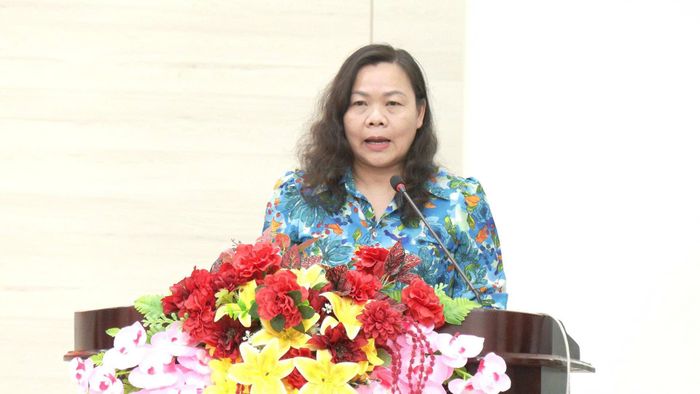 Đại biểu Nguyễn Thị Thuận Bích, Phó Chủ tịch HĐND tỉnh làm rõ kiến nghị cử tri, đồng thời tiếp thu các ý kiến còn lại chuyển đến cơ quan chức năng xem xét