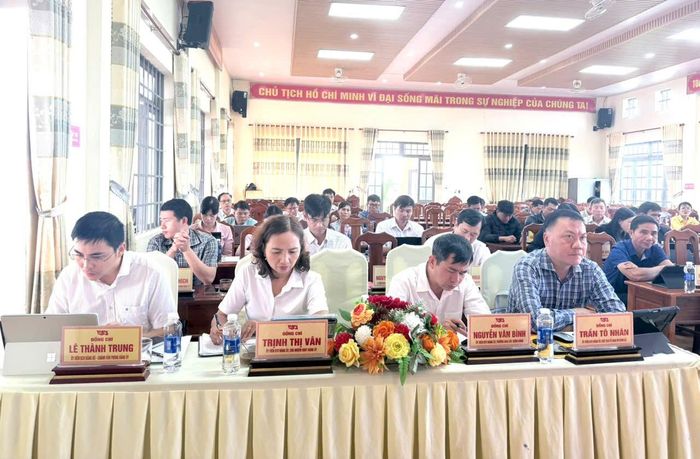 Các đồng chí Thường trực Đảng ủy, Ủy viên Ban Thường vụ, Ủy viên Ban Chấp hành Đảng bộ xã; đại diện Tổ theo dõi địa bàn số 2 của Tỉnh ủy Lâm Đồng tham dự hội nghị