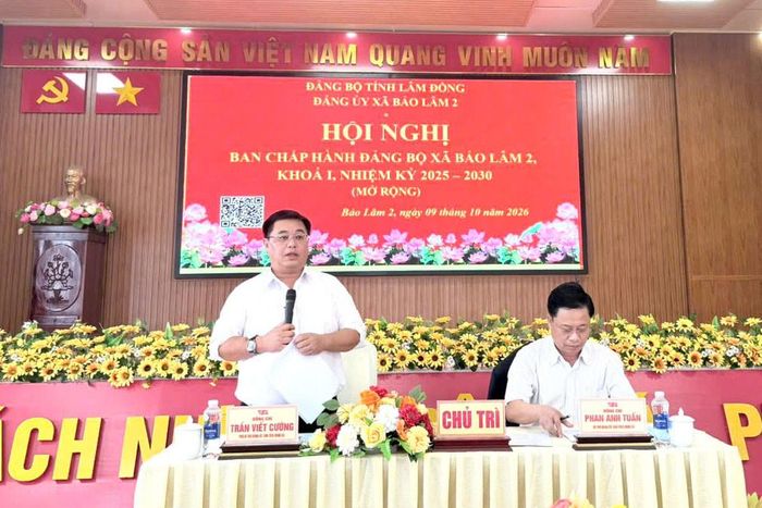 Các đồng chí chủ trì hội nghị Ban Chấp hành Đảng ủy xã mở rộng