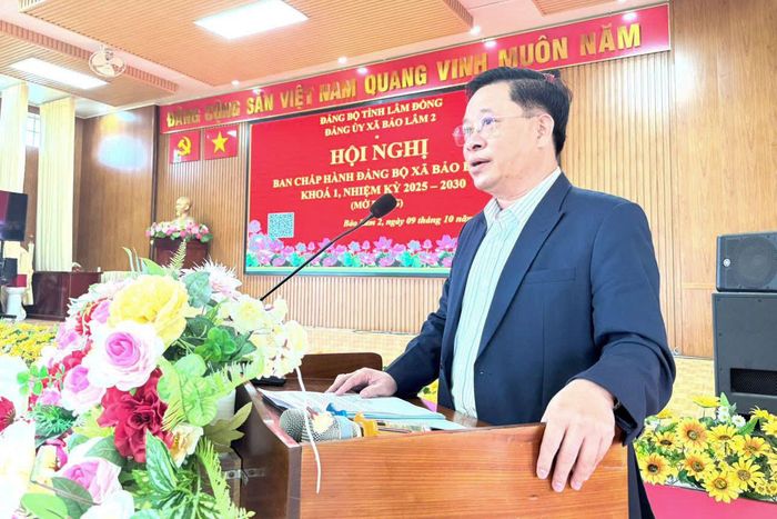 Đồng chí Phan Anh Tuấn, Bí thư Đảng ủy, Chủ tịch HĐND xã phát biểu chỉ đạo tại hội nghị