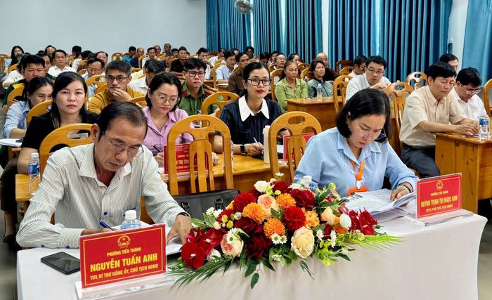 Lãnh đạo phường Tiến Thành và đông đảo cử tri tham dự buổi tiếp xúc sáng 9/10