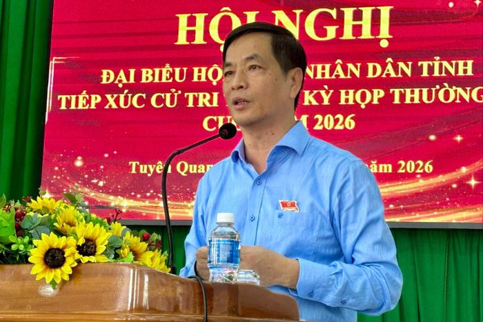 Ông Võ Thanh Bình, Ủy viên Ban Thường vụ Tỉnh ủy, Bí thư Đảng ủy phường Phan Thiết thay mặt Tổ đại biểu số 8 HĐND tỉnh ghi nhận, trao đổi các ý kiến của cử tri xã Tuyên Quang