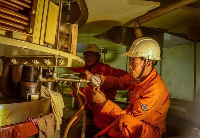 Các nhóm công tác của Phân xưởng Sửa chữa thực hiện bảo dưỡng, sửa chữa định kỳ thiết bị