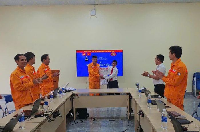 Chi bộ Phân xưởng Sửa chữa tổ chức Lễ kết nạp đảng viên đối với quần chúng ưu tú Hồ Sỹ Huệ