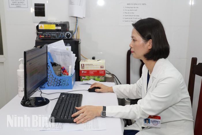 Bác sĩ Trần Thị Vân Anh, Phó trưởng Khoa Khám bệnh (Bệnh viện Da liễu Nam Định) sử dụng hệ thống bệnh án điện tử trong quá trình khám bệnh.