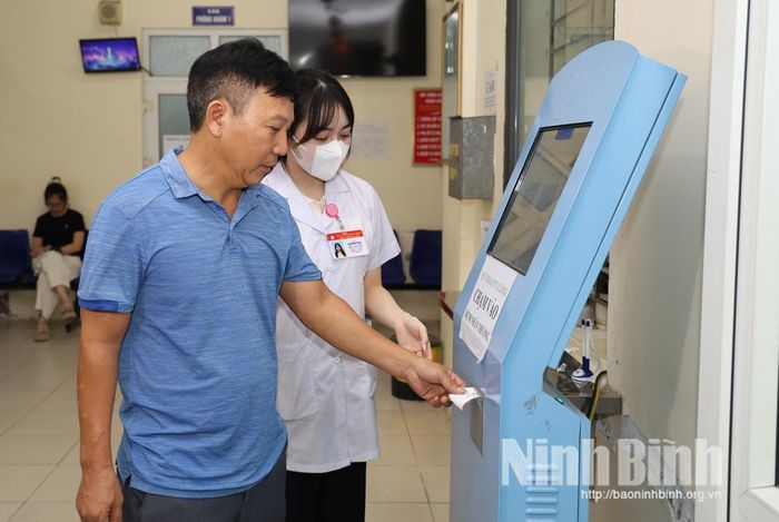 Kiosk tự động giúp người bệnh thuận tiện hơn khi thực hiện thủ tục khám bệnh tại Bệnh viện Da liễu Nam Định.