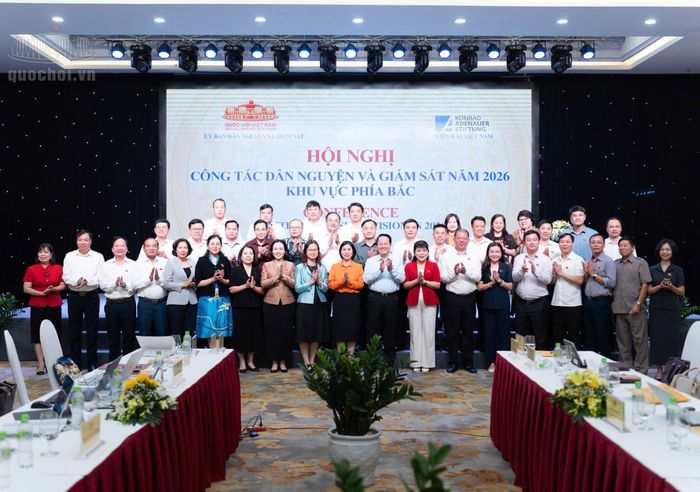Các đại biểu chụp ảnh lưu niệm tại hội nghị.