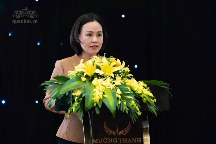 Đồng chí Trần Thị Hồng Thanh, Tỉnh ủy viên, Phó Trưởng Đoàn ĐBQH tỉnh phát biểu tham luận tại Hội nghị.