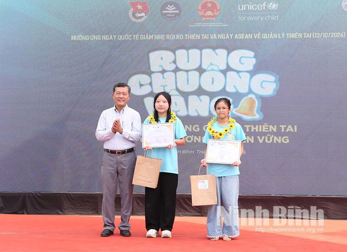 Lãnh đạo Cục Quản lý đê điều và phòng, chống thiên tai trao giải Nhất, giải Nhì cho các em học sinh.