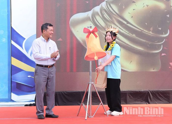 Em Trần Thị Phương Chi, học sinh lớp 7A6, Trường THCS Trần Phú xuất sắc giành giải Nhất và rung chuông vàng Cuộc thi.