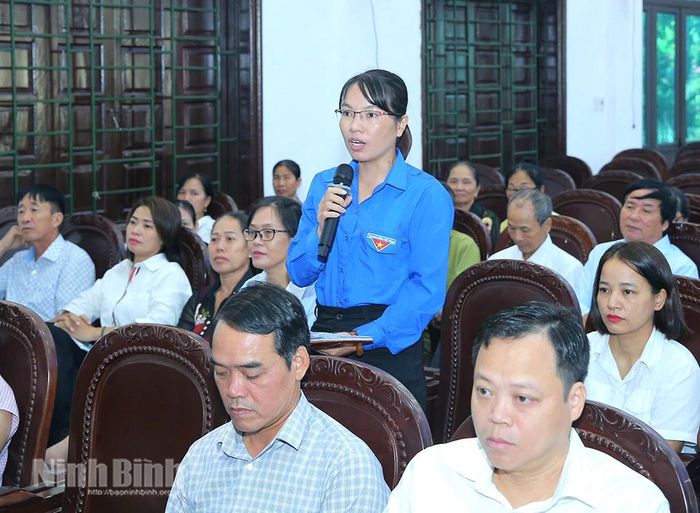 Các đại biểu phát biểu ý kiến, kiến nghị tại hội nghị.