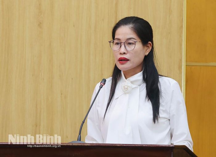 Đồng chí Trần Thị Thoa, Phó Chủ tịch Ủy ban MTTQ Việt Nam tỉnh trình bày báo cáo tổng hợp những vấn đề dư luận xã hội và các tầng lớp nhân dân trong tỉnh quan tâm.