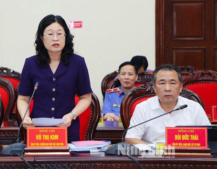 Đồng chí Vũ Thị Kim, Tỉnh ủy viên, Trưởng Ban Pháp chế HĐND tỉnh phát biểu tham luận tại hội nghị.
