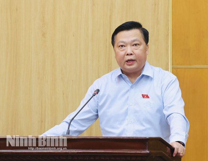 Đồng chí Phạm Hùng Thắng, Tỉnh ủy viên, Phó Trưởng Đoàn ĐBQH tỉnh báo cáo hoạt động của Đoàn ĐBQH tỉnh