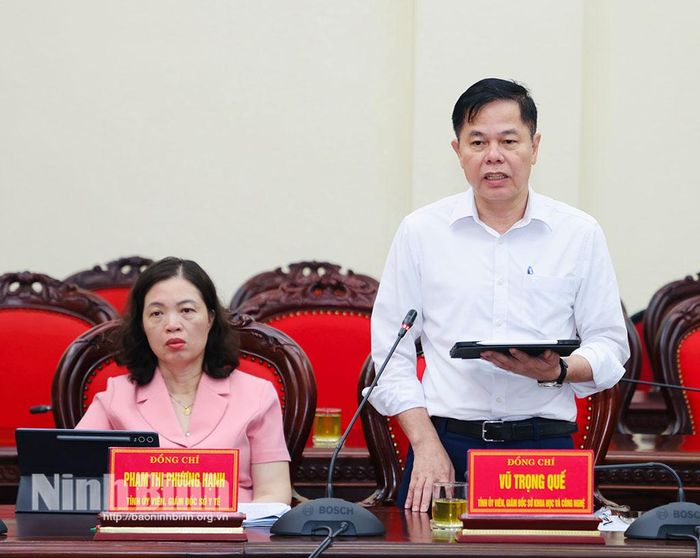 Đồng chí Vũ Trọng Quế, Tỉnh ủy viên, Giám đốc Sở Khoa học và Công nghệ phát biểu tham luận.