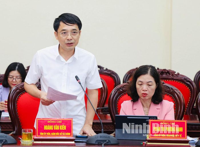 Đồng chí Hoàng Văn Kiên, Tỉnh ủy viên, Giám đốc Sở Tài chính phát biểu tham luận tại hội nghị.