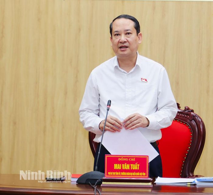 Đồng chí Mai Văn Tuất, Phó Bí thư Tỉnh ủy, Trưởng Đoàn ĐBQH tỉnh phát biểu kết luận hội nghị.