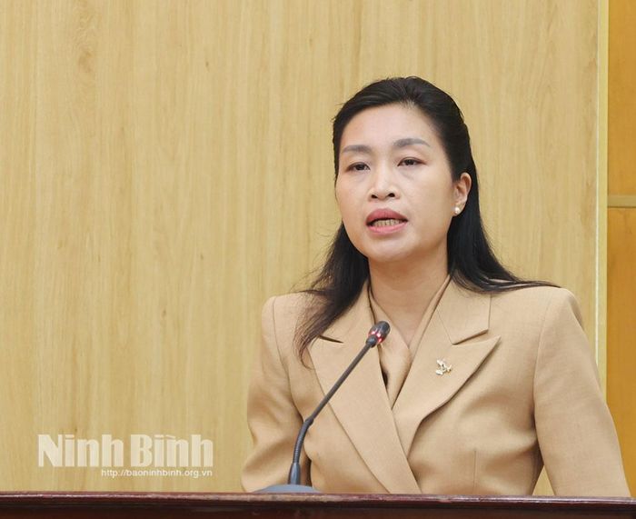 Đồng chí Nguyễn Thị Nhung, Tỉnh ủy viên, Trưởng Ban Kinh tế - Ngân sách HĐND tỉnh phát biểu tham luận tại hội nghị.