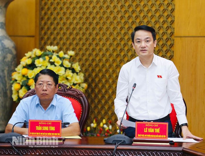 Đồng chí Lê Văn Thế, Tỉnh ủy viên, Phó Trưởng Đoàn ĐBQH tỉnh Ninh Bình phát biểu tại hội nghị.