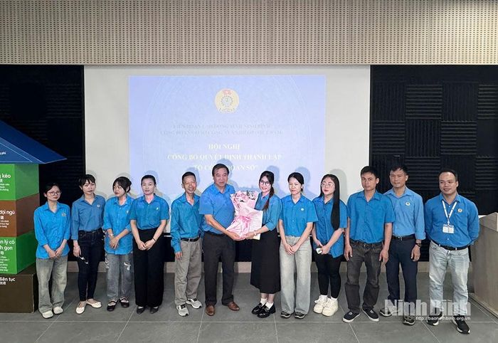 Lãnh đạo LĐLĐ tỉnh tặng hoa chúc mừng “Tổ Công đoàn số” Công đoàn cơ sở Công ty TNHH QP (Việt Nam).