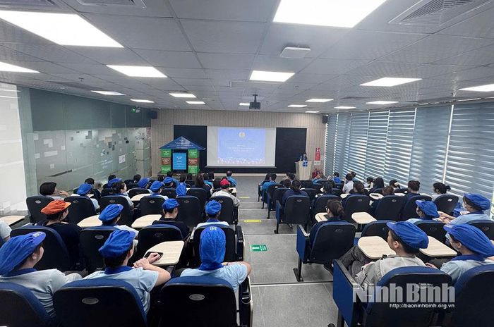 Người lao động Công ty TNHH QP (Việt Nam) tham gia chương trình nói chuyện chuyên đề dự phòng, sàng lọc, phát hiện sớm các bệnh lây truyền từ mẹ sang con.
