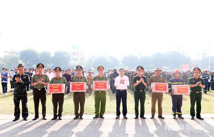 Các đồng chí lãnh đạo tỉnh, lãnh đạo Bộ Chỉ huy quân sự tỉnh, Công an tỉnh, phường Phủ Lý tặng quà cho các lực lượng tham gia diễn tập.