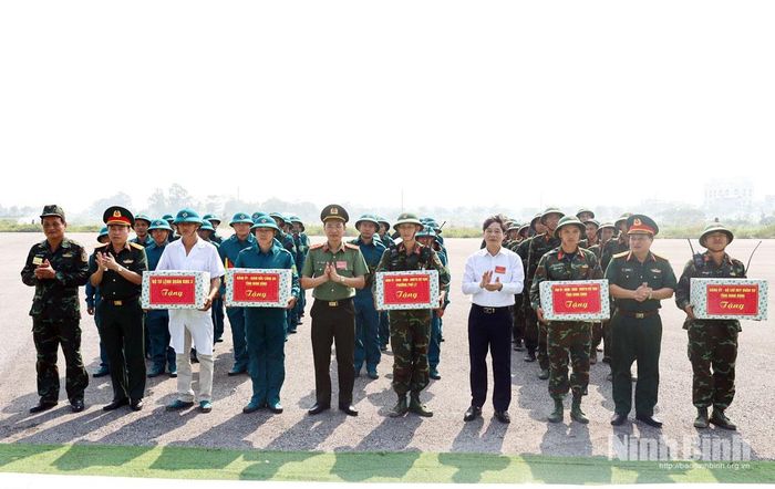 Đồng chí Nguyễn Anh Chức, Ủy viên Ban Thường vụ Tỉnh ủy, Phó Chủ tịch UBND tỉnh, Phó Trưởng Ban Chỉ đạo, Trưởng Ban Tổ chức diễn tập tỉnh và lãnh đạo Bộ Chỉ huy quân sự tỉnh, Công an tỉnh, phường Phủ Lý tặng quà cho các lực lượng tham gia diễn tập.