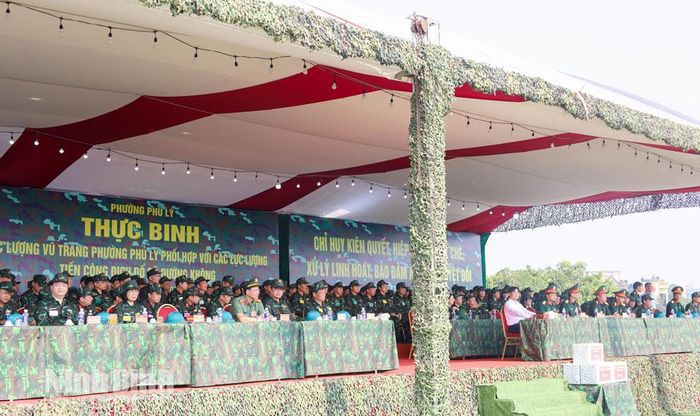 Các đại biểu dự Diễn tập thực binh lực lượng vũ trang phường Phủ Lý phối hợp với các lực lượng tiến công địch đổ bộ đường không.