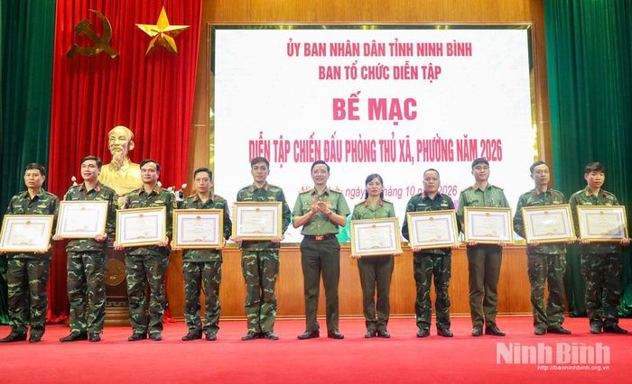 Lãnh đạo Công an tỉnh trao Bằng khen của Chủ tịch UBND tỉnh cho các cá nhân có thành tích trong diễn tập.