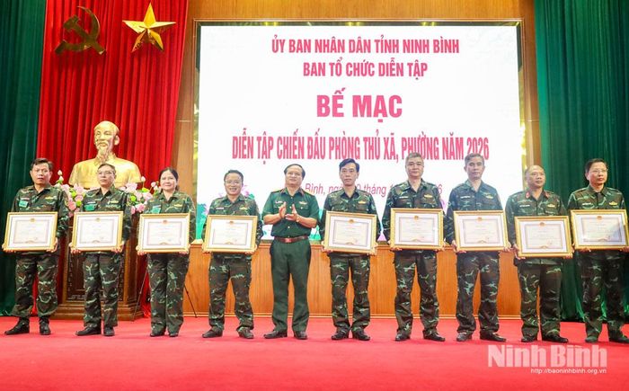 Đại diện Bộ Chỉ huy Quân sự tỉnh trao Bằng khen của Chủ tịch UBND tỉnh cho các cá nhân có thành tích trong diễn tập.