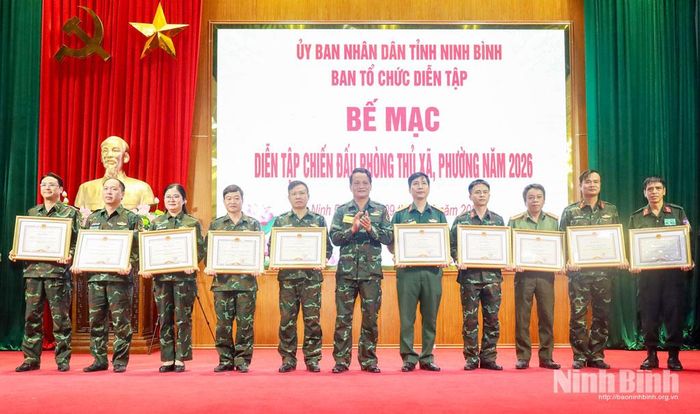 Lãnh đạo phường Phủ Lý trao Bằng khen của Chủ tịch UBND tỉnh cho các đơn vị có thành tích trong diễn tập.