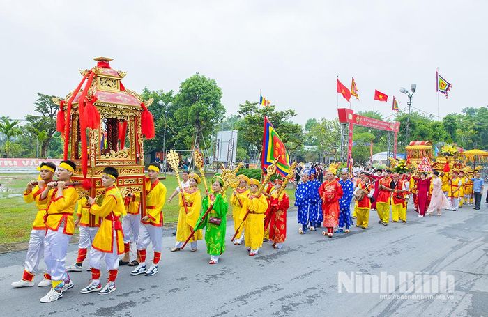 Đội hình rước kiệu và đội tế tại lễ hội đền Lựu Phố (phường Nam Định) được tổ chức trang nghiêm theo đúng trình tự cổ truyền. Ảnh: Viết Dư