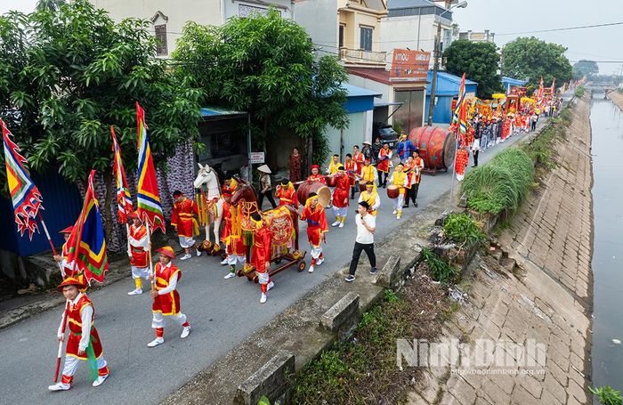 Đoàn rước kiệu với đầy đủ cờ thần, ngựa thờ, trống hội theo đúng lề lối xưa tại Lễ hội truyền thống đền Bảo Lộc (phường Nam Định). Ảnh: Viết Dư