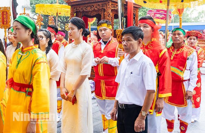 Ông Đặng Huy Phẩm bên các bộ phận hộ giá và đội hình trước giờ xuất kiệu. Ảnh: Viết Dư