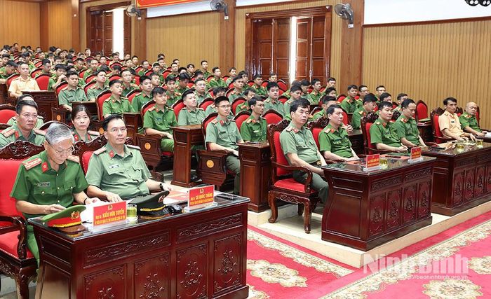 Các đại biểu và cán bộ, chiến sĩ Trung đoàn Cảnh sát Cơ động dự bị chiến đấu tham gia buổi lễ.