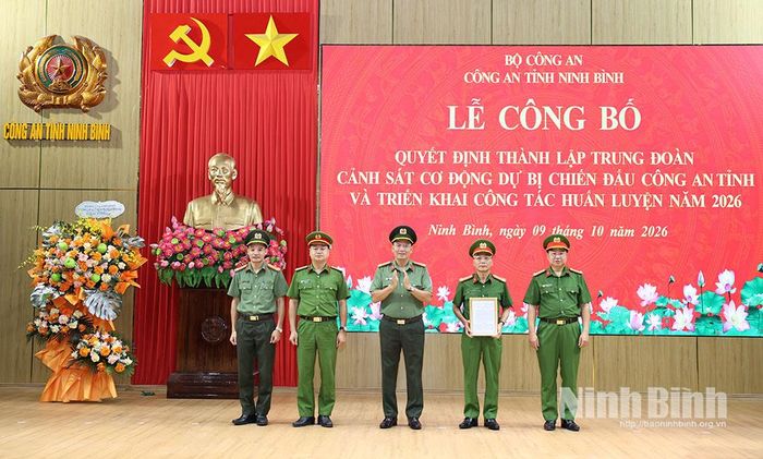 Đồng chí Đại tá Cù Quốc Thắng, Ủy viên Ban Thường vụ Tỉnh ủy, Bí thư Đảng ủy, Giám đốc Công an tỉnh trao Quyết định thành lập Trung đoàn Cảnh sát cơ động dự bị chiến đấu.