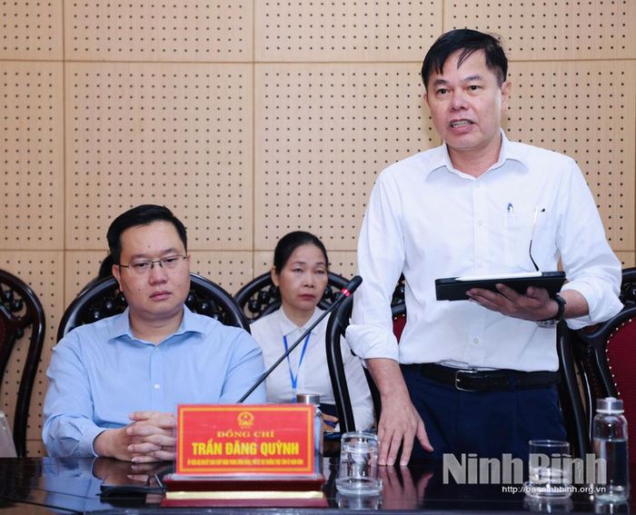 Đồng chí Vũ Trọng Quế,Tỉnh ủy viên, Giám đốc Sở Khoa học và Công nghệ báo cáo tại buổi khảo sát.