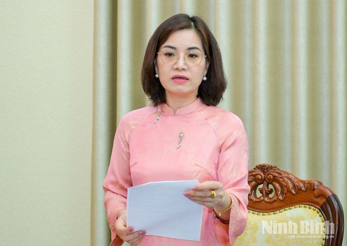 Đồng chí Đinh Thị Phượng, Tỉnh ủy viên, Phó trưởng Ban Tổ chức Tỉnh ủy, Uỷ viên Ban Thường vụ Đảng uỷ các cơ quan Đảng tỉnh phát biểu tại hội nghị.